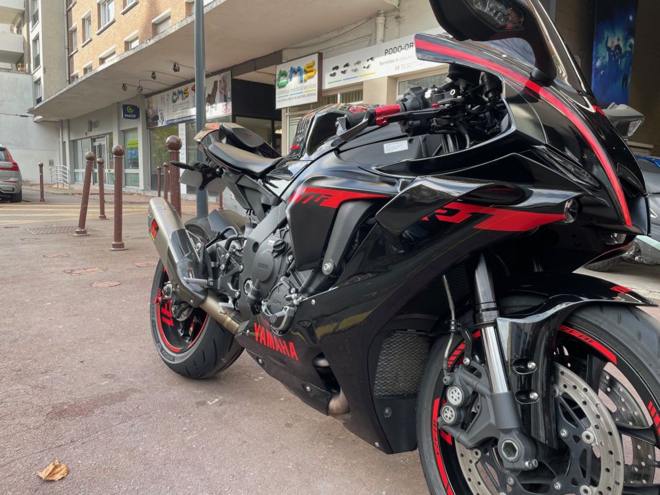 YAMAHA R1 1