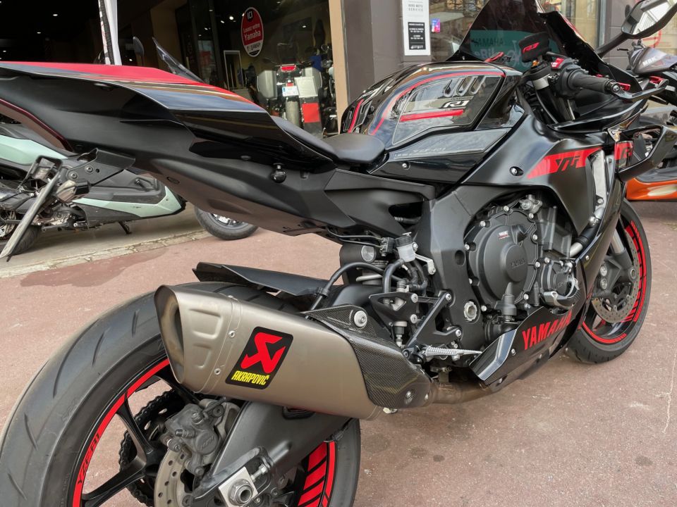 YAMAHA R1 2