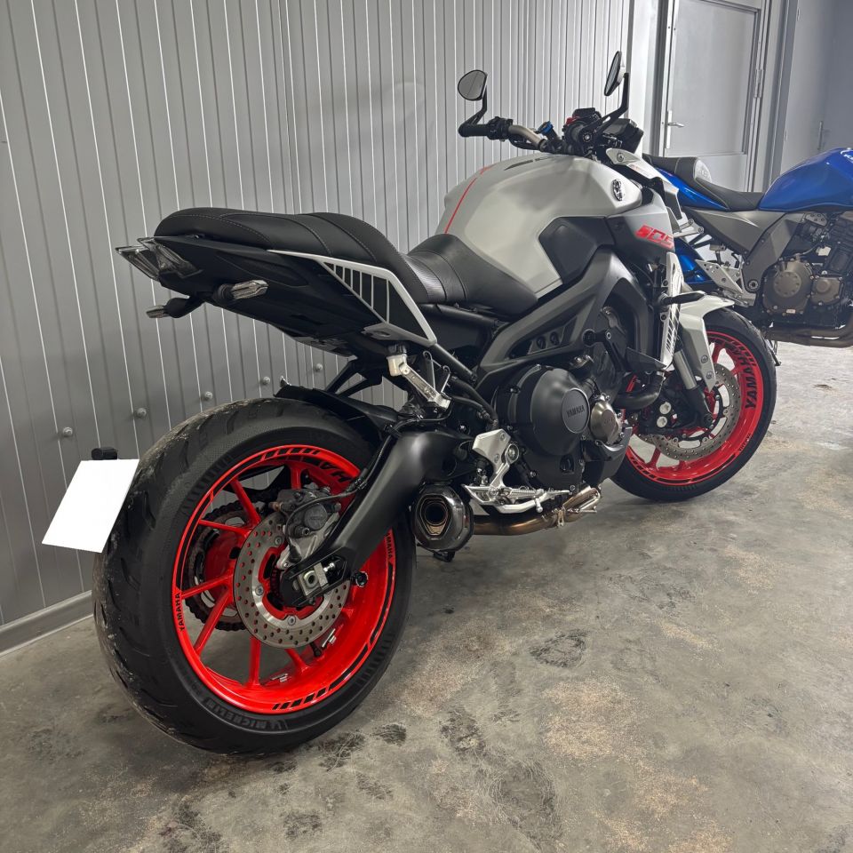 YAMAHA MT-09 6