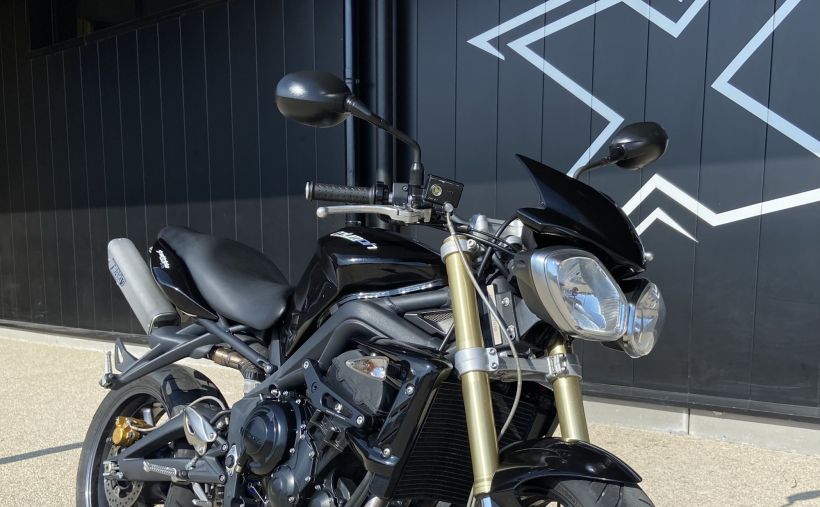 TRIUMPH STREET TRIPLE 675 1