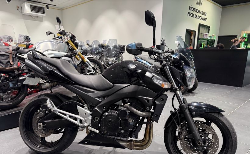 SUZUKI GSR 600 1