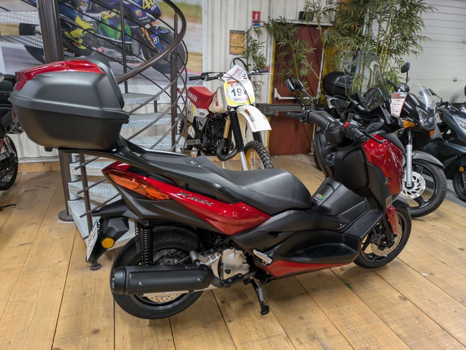 YAMAHA XMAX 125 10