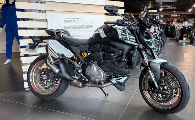 DUCATI MONSTER 900 1