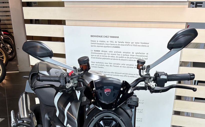 DUCATI MONSTER 900 2