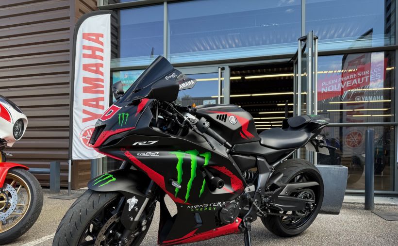 YAMAHA R7 1