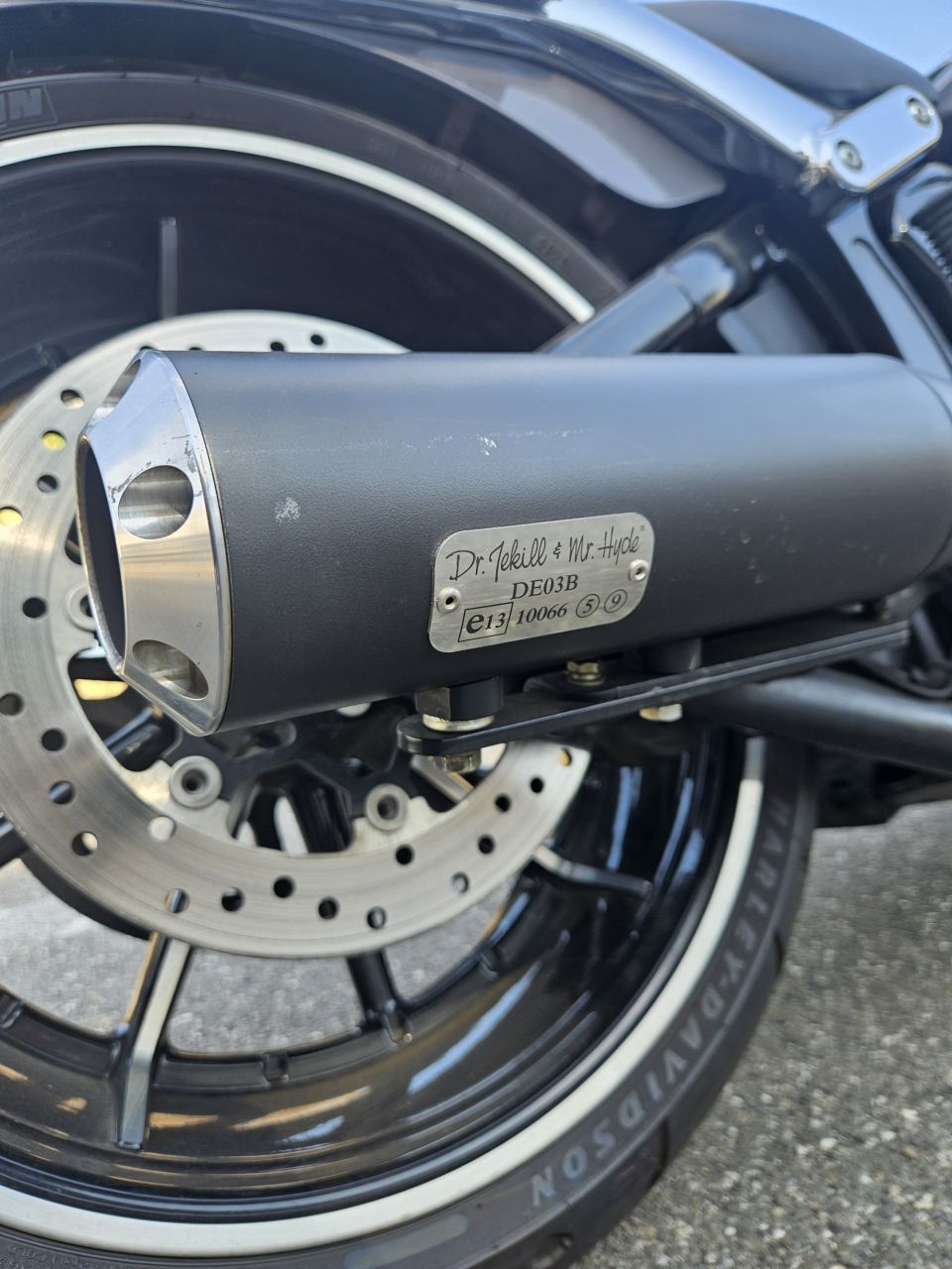 HARLEY-DAVIDSON SOFTAIL BREAKOUT 1690 12