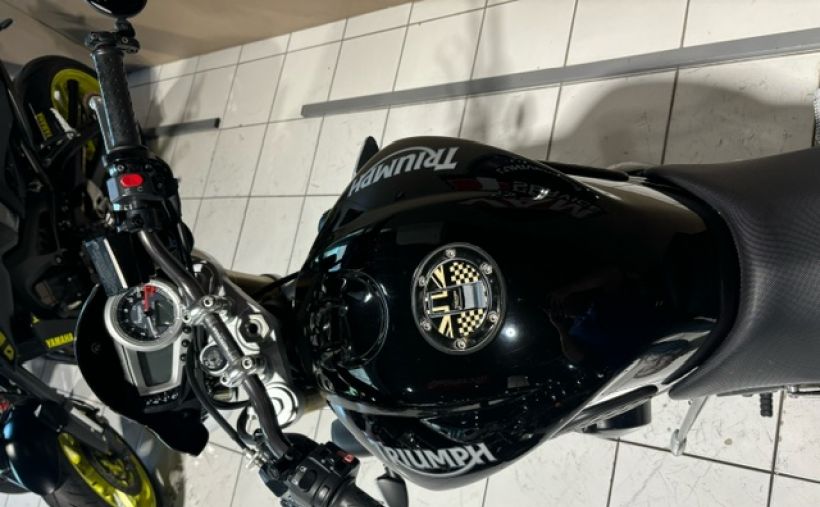 TRIUMPH STREET TRIPLE 675 2