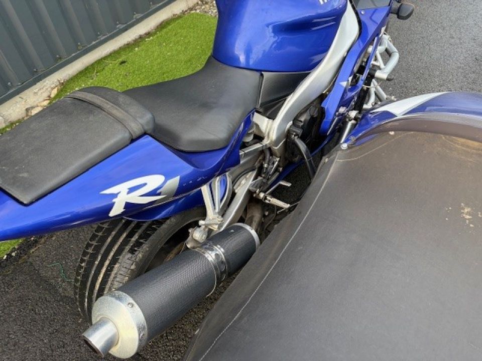 YAMAHA YZF 1000 R1 10