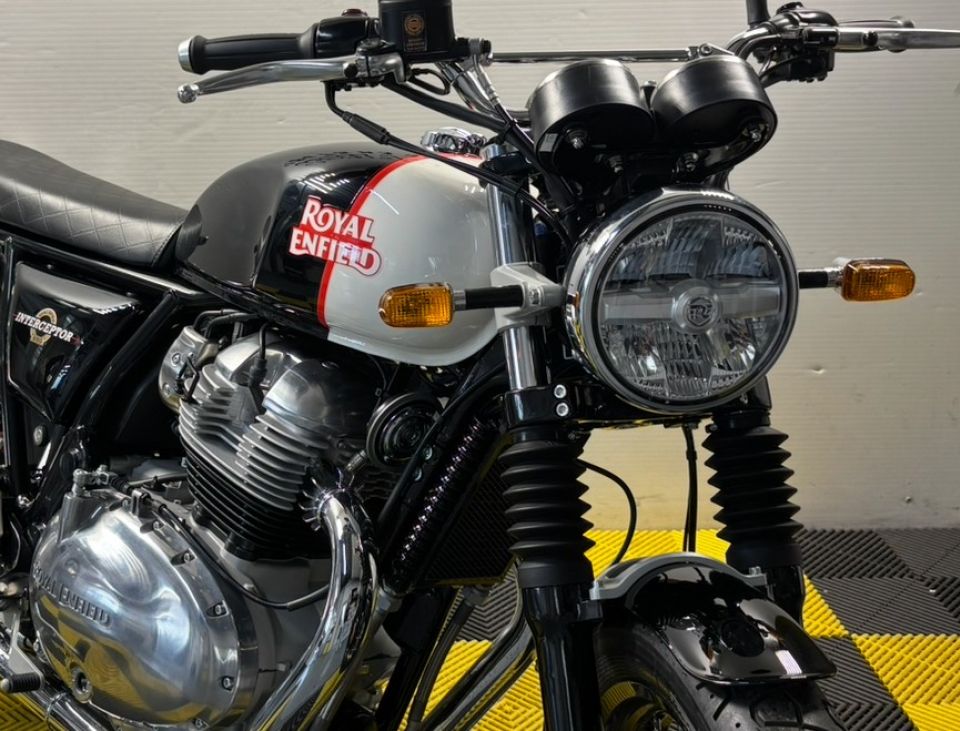ROYAL ENFIELD INTERCEPTOR 18