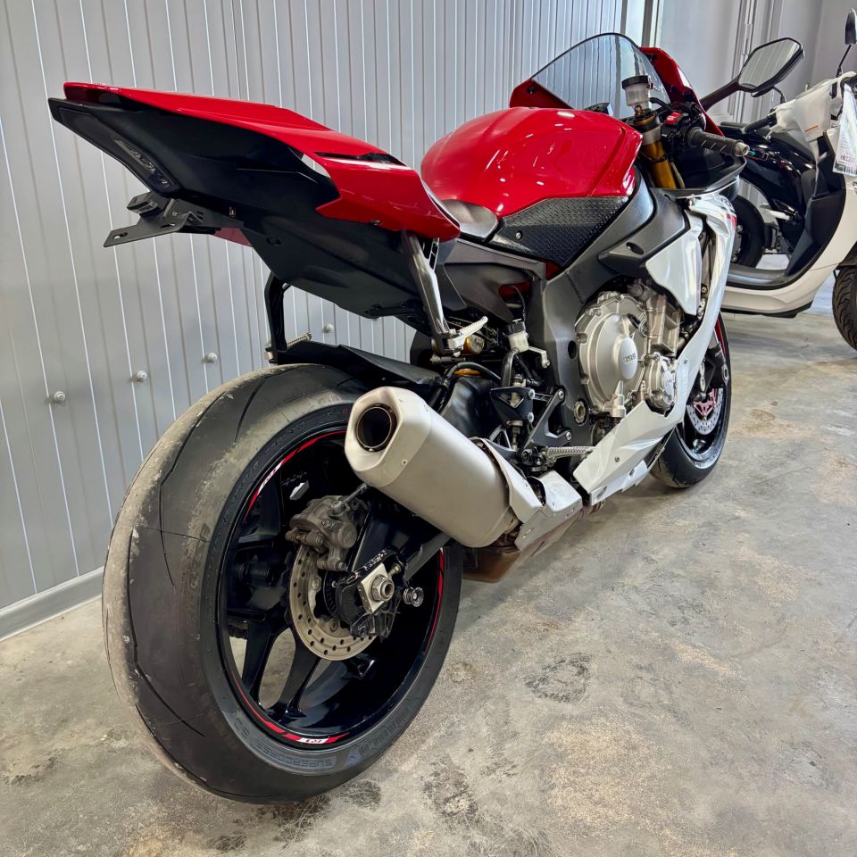 YAMAHA YZF 1000 R1 6