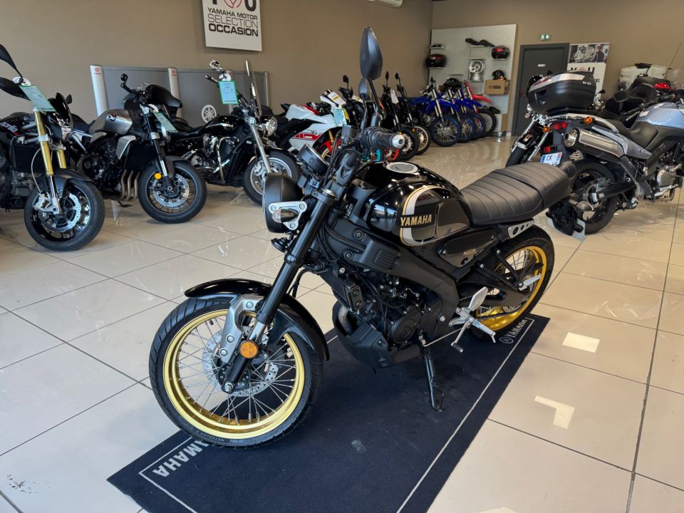 YAMAHA XSR 125 Legacy 4