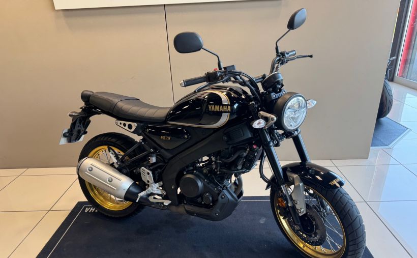 YAMAHA XSR 125 Legacy 4