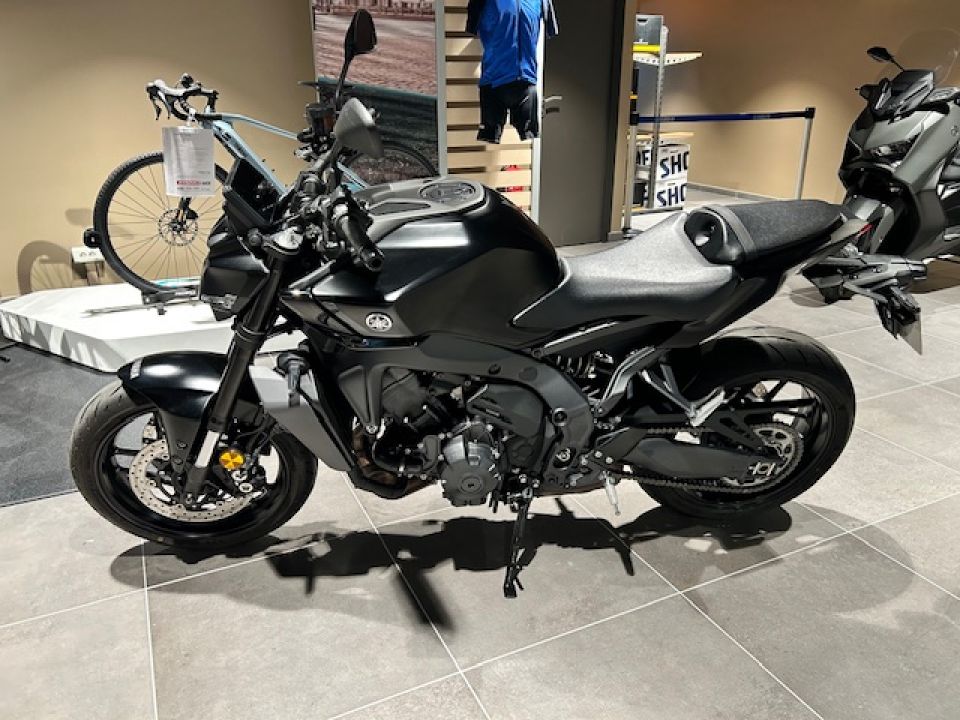 YAMAHA MT-09  Y-AMT 1