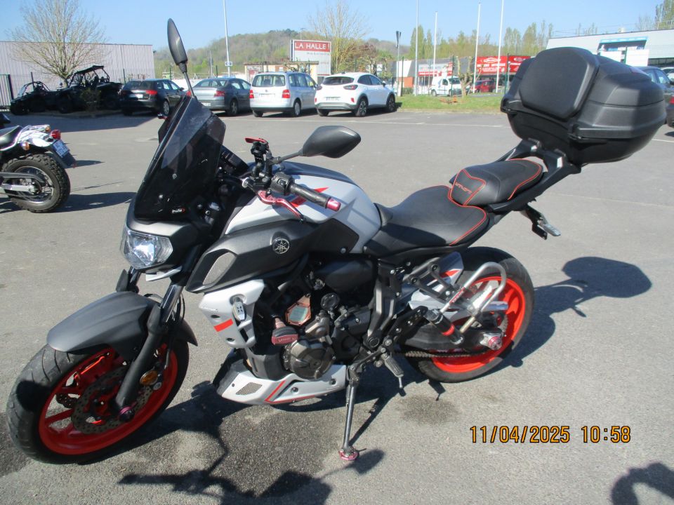 YAMAHA MT-07 10