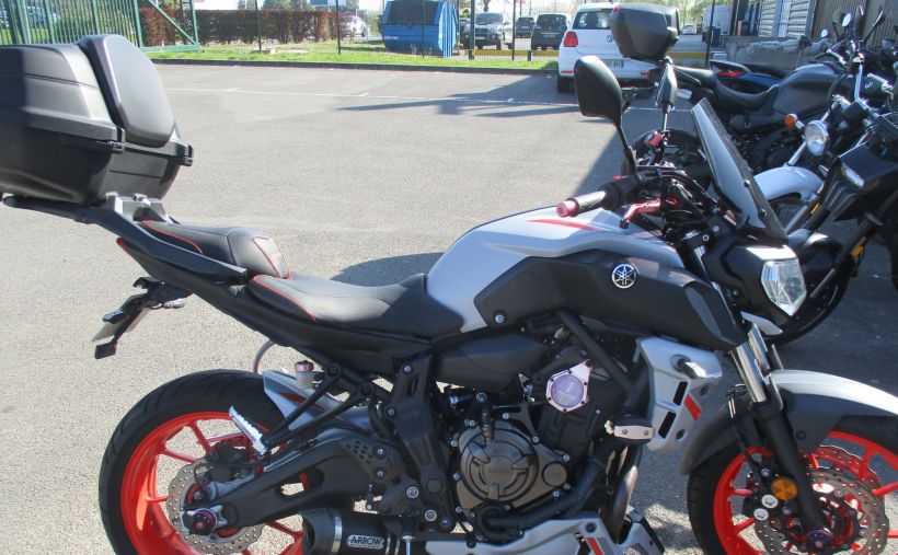 YAMAHA MT-07 4