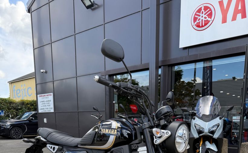 YAMAHA XSR 125 Legacy 4