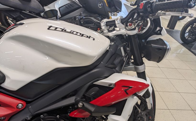 TRIUMPH STREET TRIPLE 675 R 2
