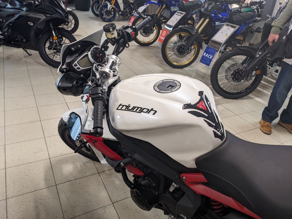TRIUMPH STREET TRIPLE 675 R 30