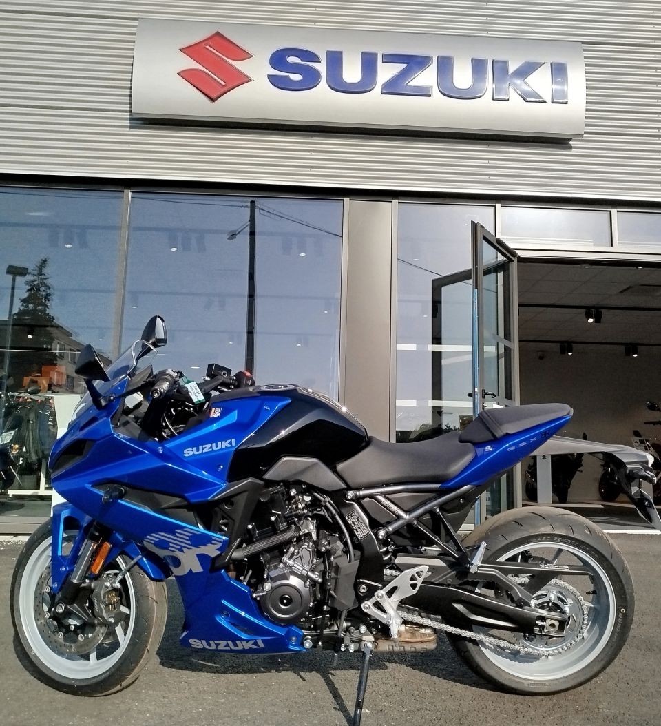 SUZUKI GSX-8R 2