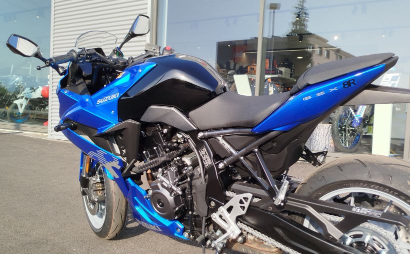 SUZUKI GSX-8R 8