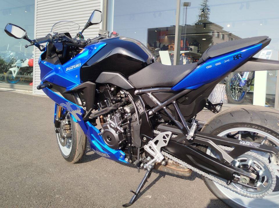 SUZUKI GSX-8R 8