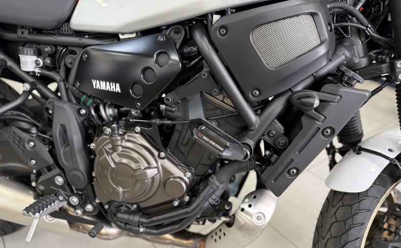 YAMAHA XSR 700 XTRIBUTE 1