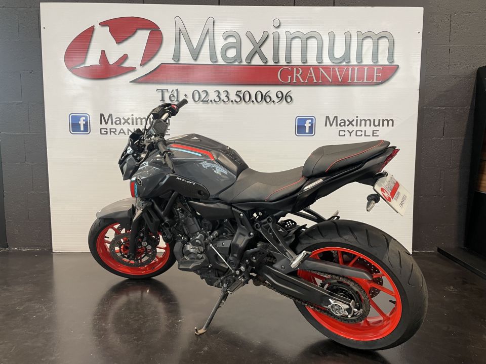 YAMAHA MT-07 6