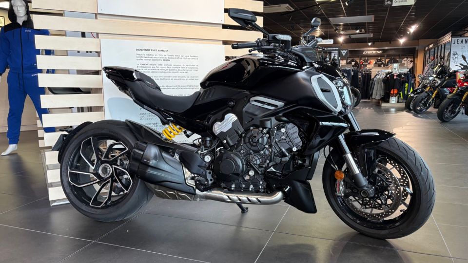 DUCATI DIAVEL V4 1