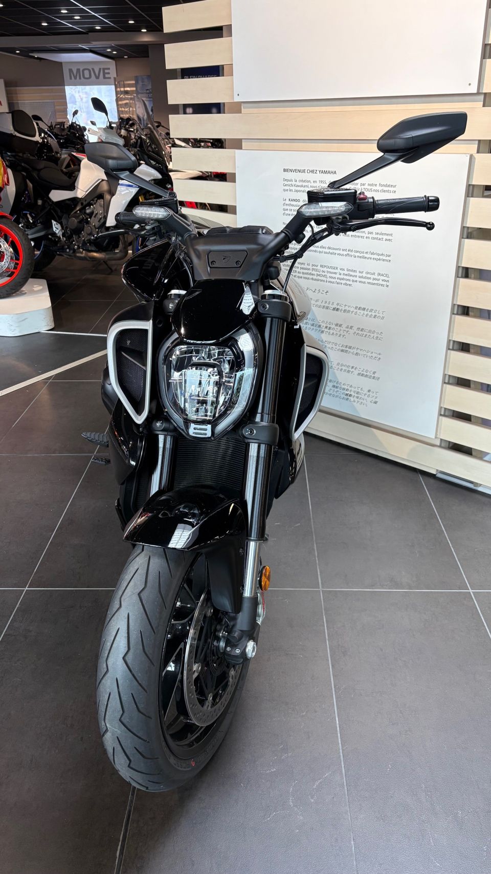 DUCATI DIAVEL V4 2