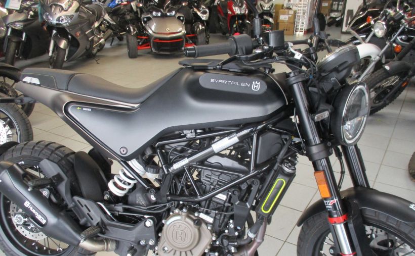 HUSQVARNA SVARTPILEN 125 ABS 20