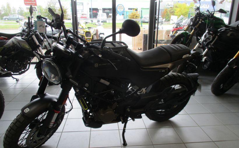 HUSQVARNA SVARTPILEN 125 ABS 30