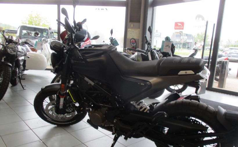 HUSQVARNA SVARTPILEN 125 ABS 40