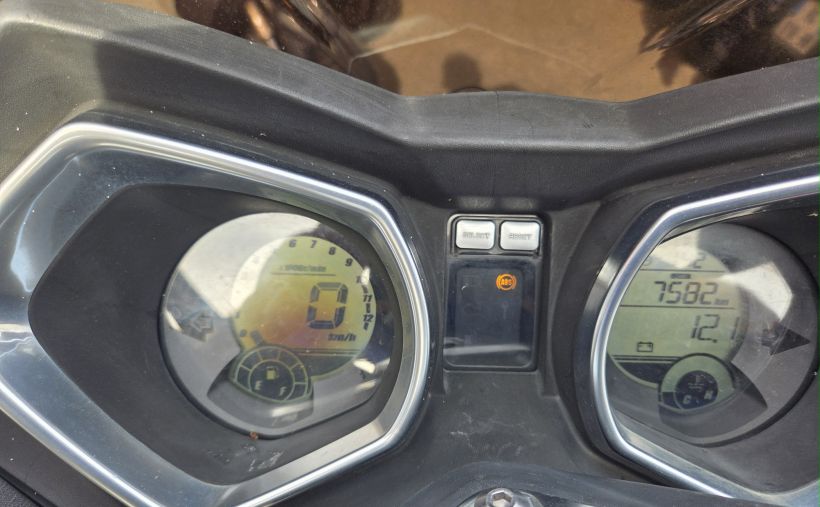 YAMAHA X-MAX 125 MOMO DESIGN 2