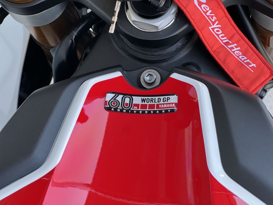 YAMAHA YZF 1000 R1 60TH 8