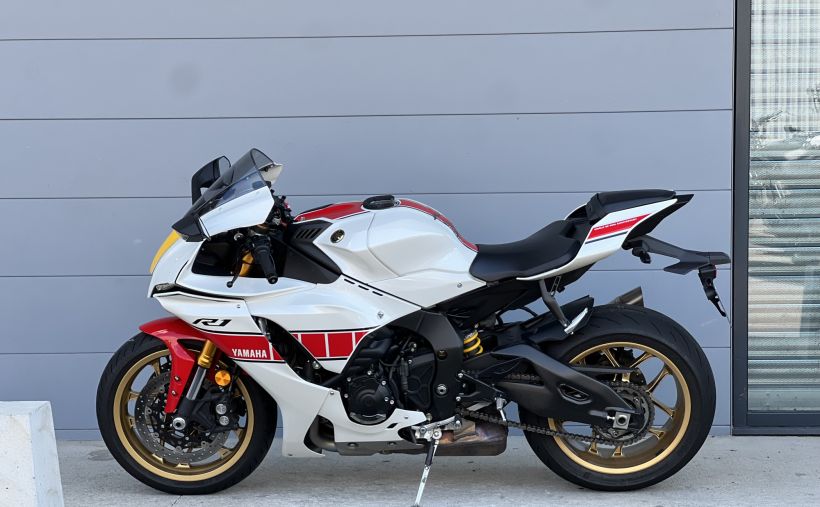 YAMAHA YZF 1000 R1 60TH 3