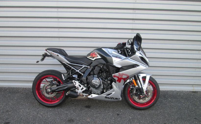SUZUKI GSX-8R 1
