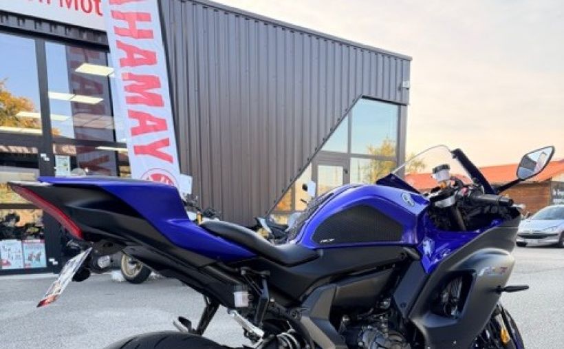 YAMAHA YZF-R7 3