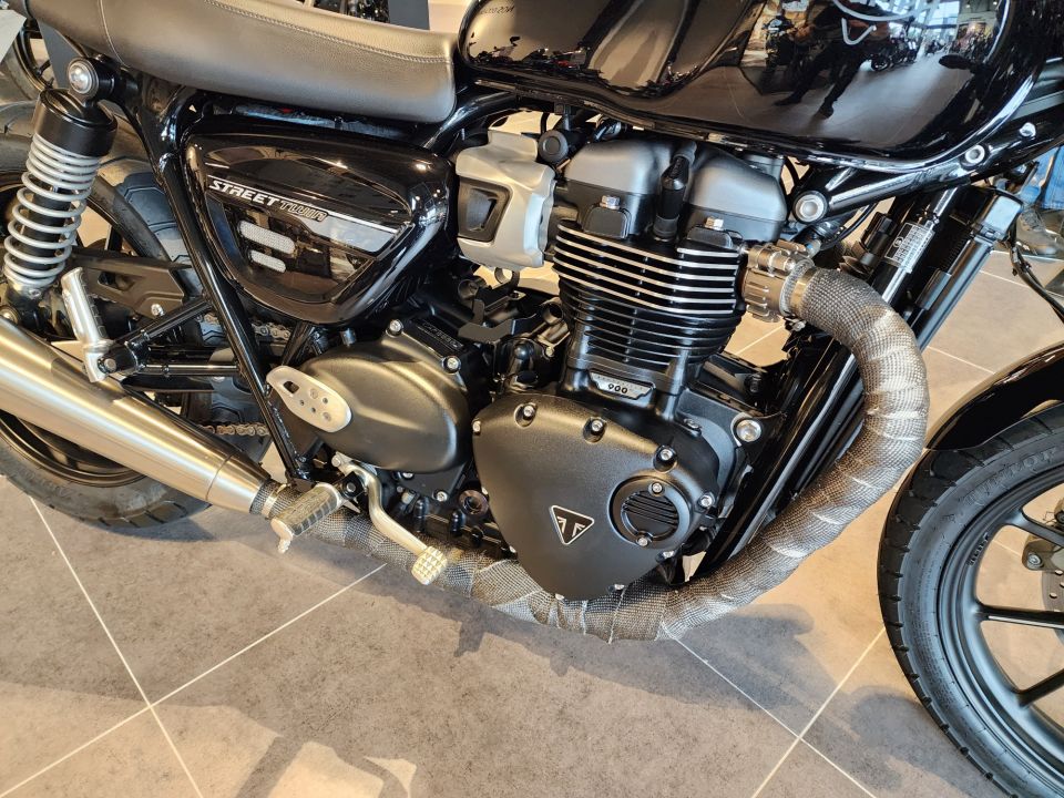 TRIUMPH STREET TWIN  900 5