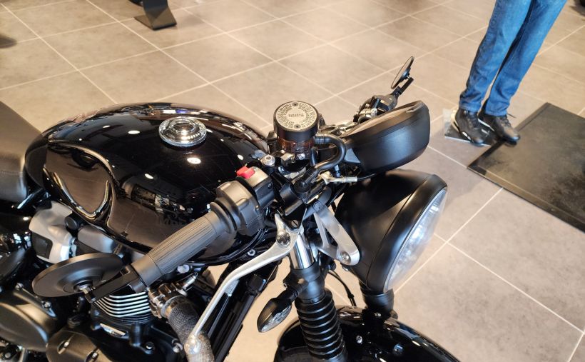 TRIUMPH STREET TWIN  900 2