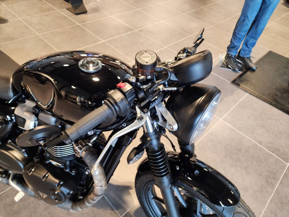 TRIUMPH STREET TWIN  900 10