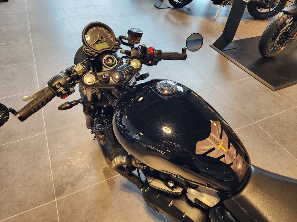 TRIUMPH STREET TWIN  900 15