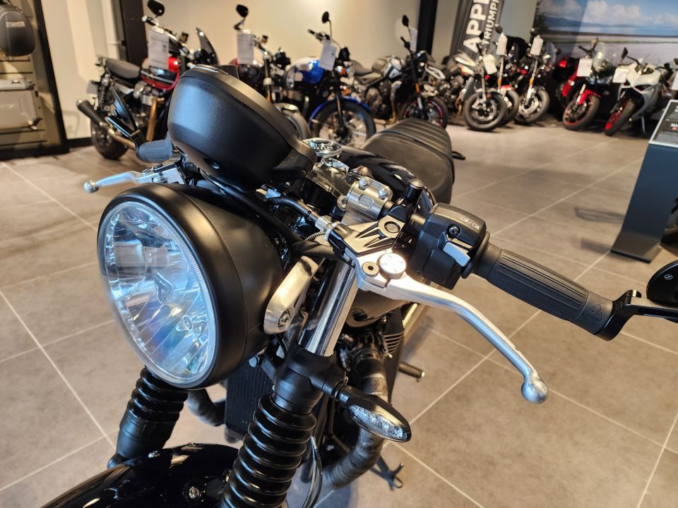 TRIUMPH STREET TWIN  900 35