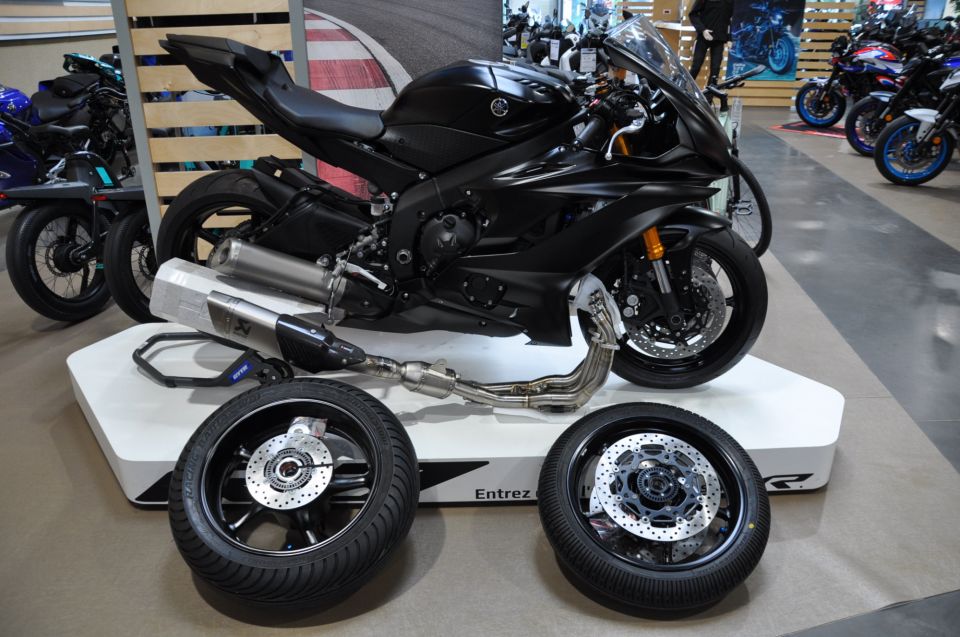 YAMAHA YZF-R6 RACE 1