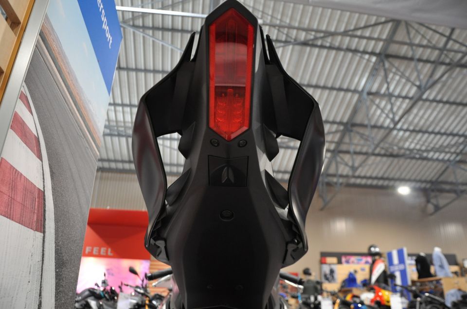 YAMAHA YZF-R6 RACE 7