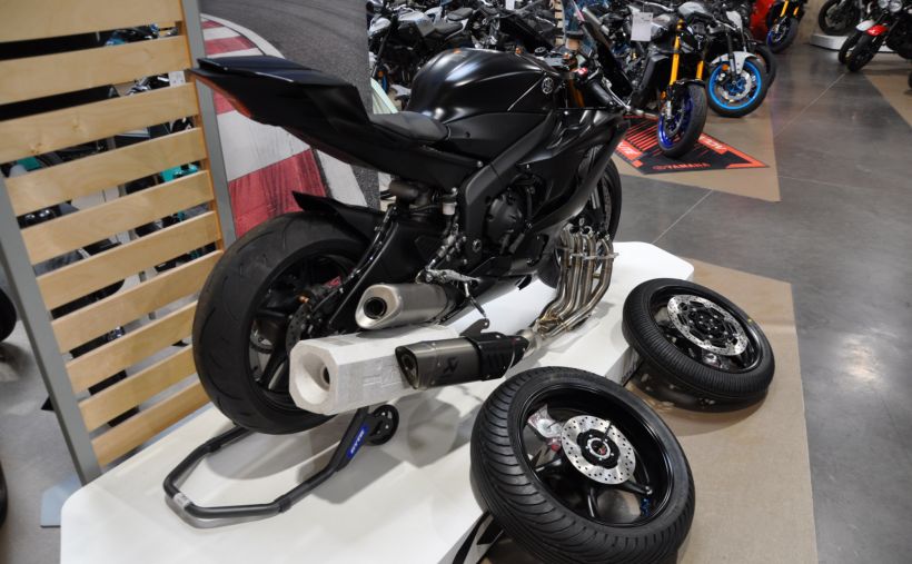 YAMAHA YZF-R6 RACE 8