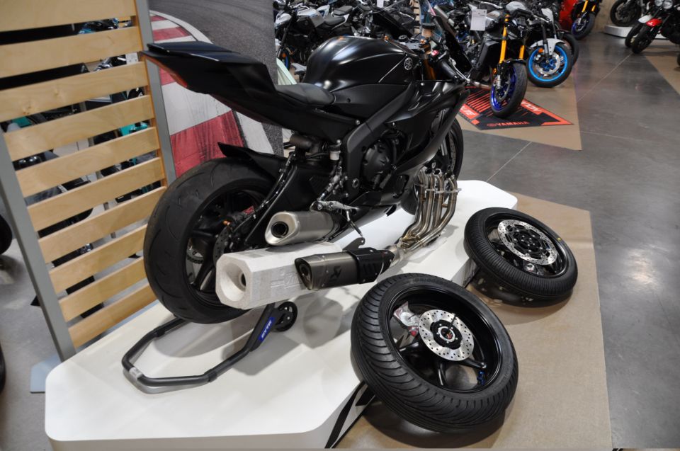 YAMAHA YZF-R6 RACE 8