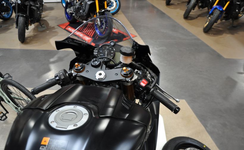 YAMAHA YZF-R6 RACE 9