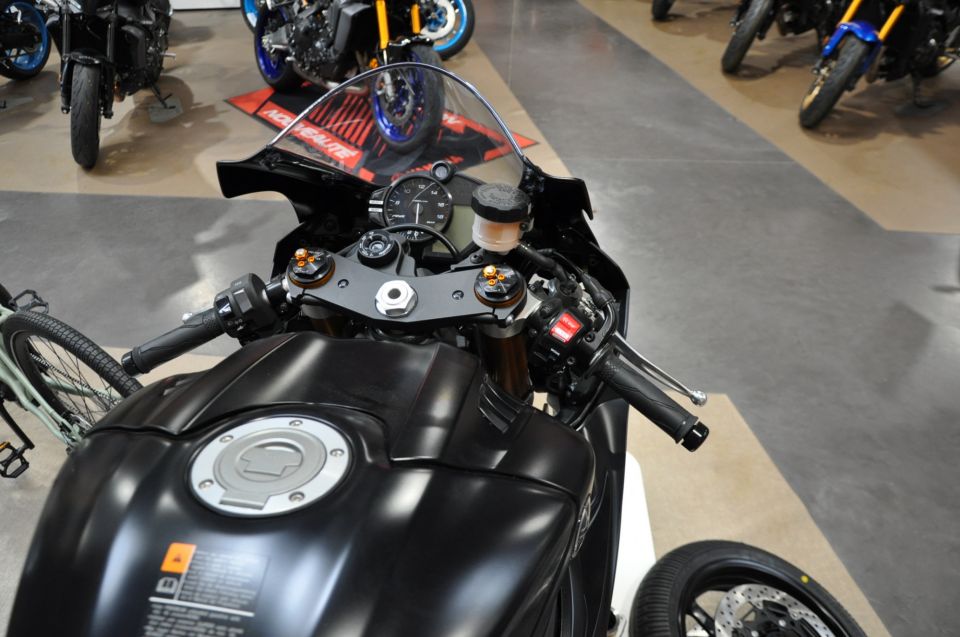 YAMAHA YZF-R6 RACE 9