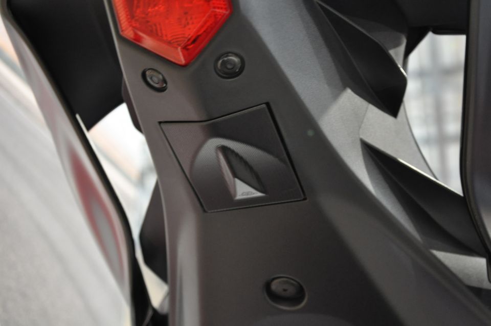 YAMAHA YZF-R6 RACE 12