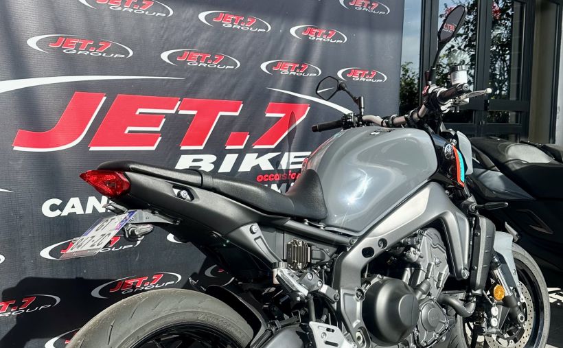 YAMAHA MT-09 4